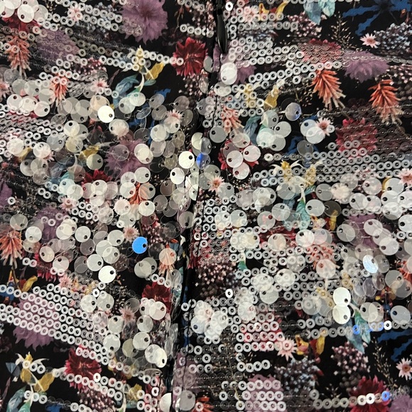 Club Monaco sequin mini skirt. Size 10 silver with floral print. Never worn - Picture 5 of 6